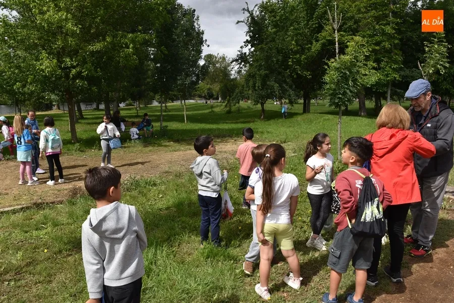 Foto 6 - Los alumnos de Primaria del Mir&oacute;briga pasan a orillas del r&iacute;o la ma&ntilde;ana del 40 cumplea&ntilde;os del Colegio