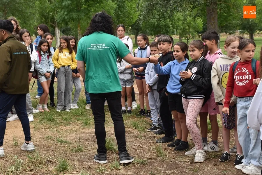 Foto 11 - Los alumnos de Primaria del Mir&oacute;briga pasan a orillas del r&iacute;o la ma&ntilde;ana del 40 cumplea&ntilde;os del Colegio