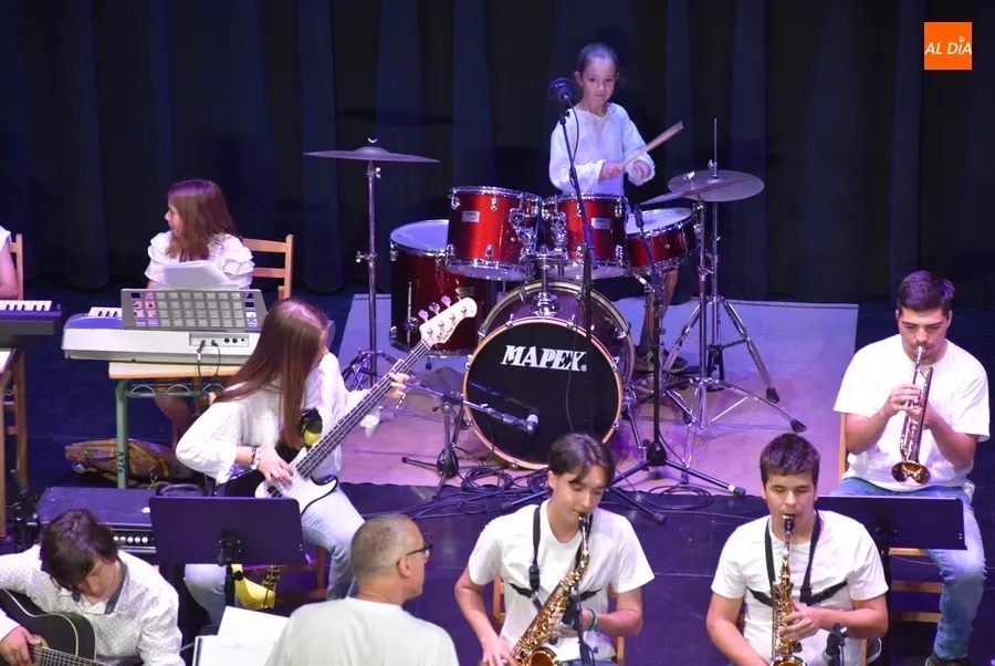 Foto 2 - Festiva sesi&oacute;n doble en el Teatro con los alumnos de M&uacute;sica y Movimiento y el Combo Musical