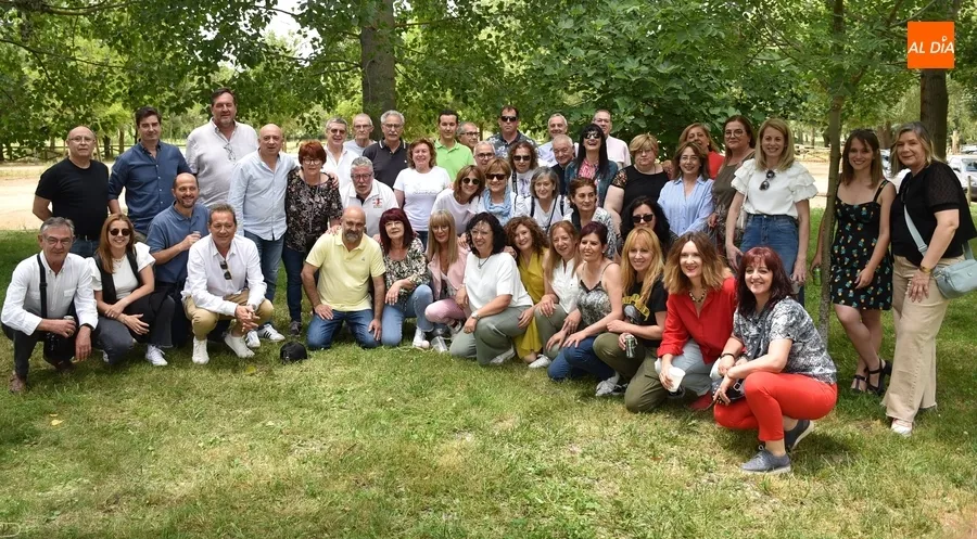 Foto 2 - Hist&oacute;ricos del IES Tierra en su etapa de FP se reencuentran con homenaje incluido a &lsquo;los Pacos&rsquo;