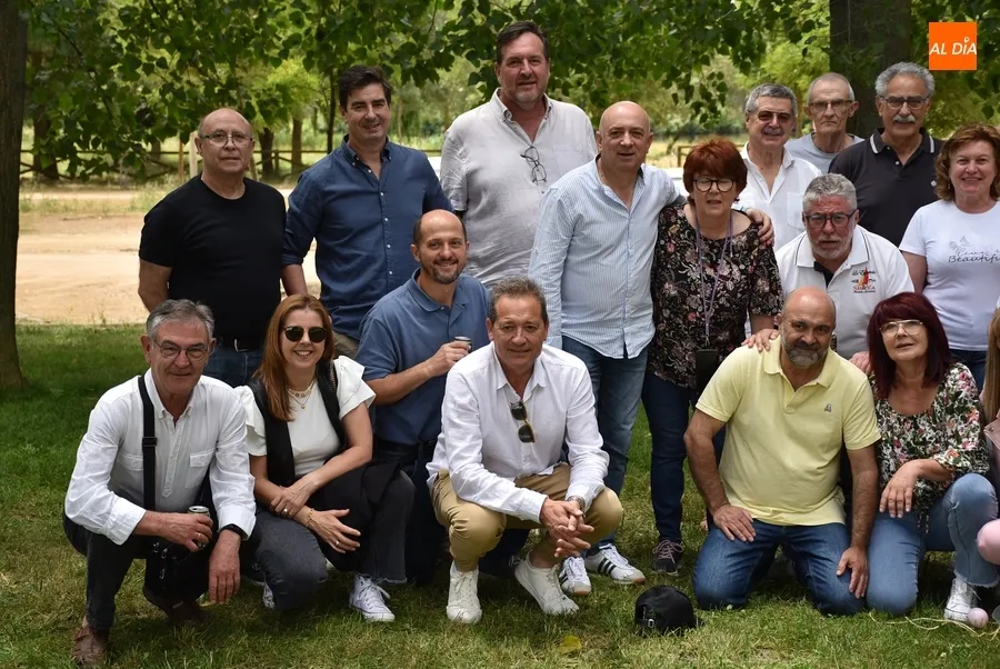 Foto 3 - Hist&oacute;ricos del IES Tierra en su etapa de FP se reencuentran con homenaje incluido a &lsquo;los Pacos&rsquo;