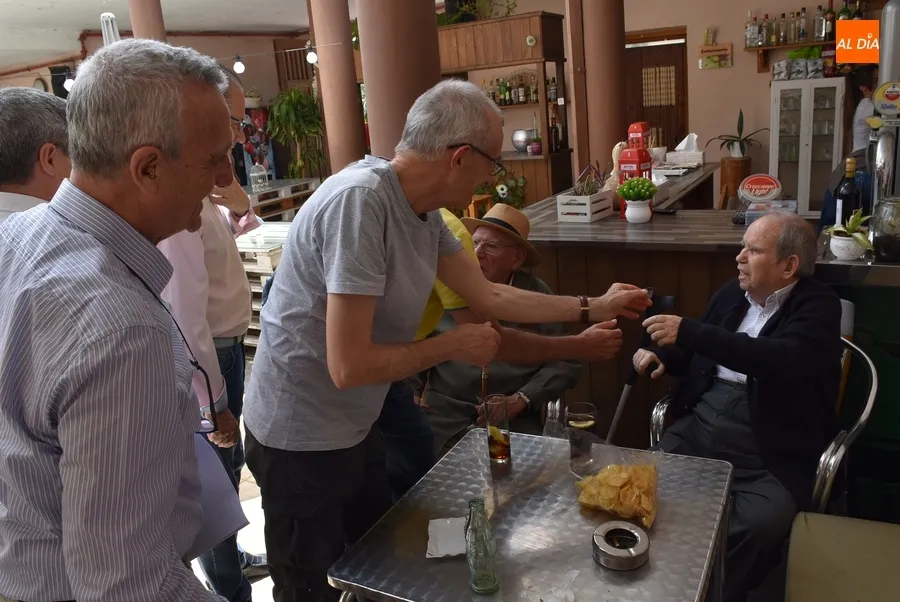 Foto 6 - Hist&oacute;ricos del IES Tierra en su etapa de FP se reencuentran con homenaje incluido a &lsquo;los Pacos&rsquo;