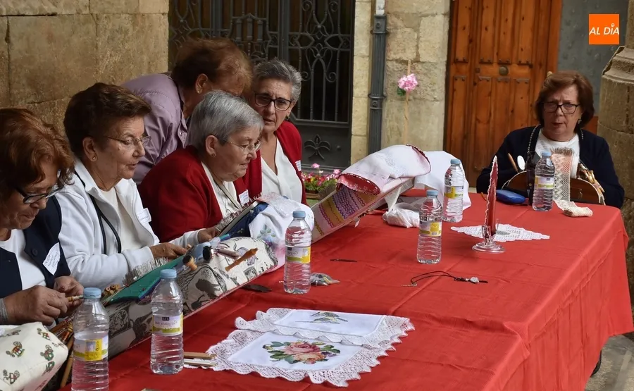 Foto 4 - Las bolilleras del Centro de Mayores muestran su habilidad en plena Plaza Mayor