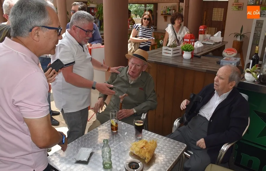 Foto 8 - Hist&oacute;ricos del IES Tierra en su etapa de FP se reencuentran con homenaje incluido a &lsquo;los Pacos&rsquo;