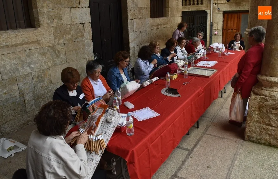 Foto 5 - Las bolilleras del Centro de Mayores muestran su habilidad en plena Plaza Mayor