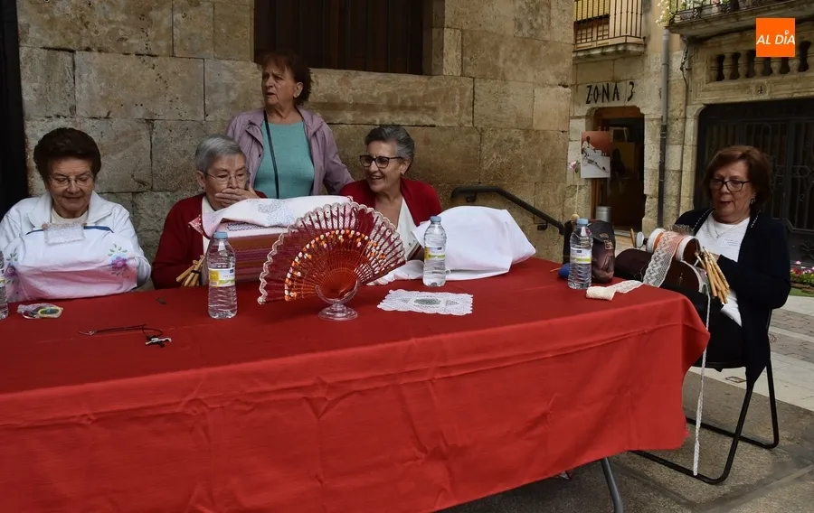 Foto 6 - Las bolilleras del Centro de Mayores muestran su habilidad en plena Plaza Mayor