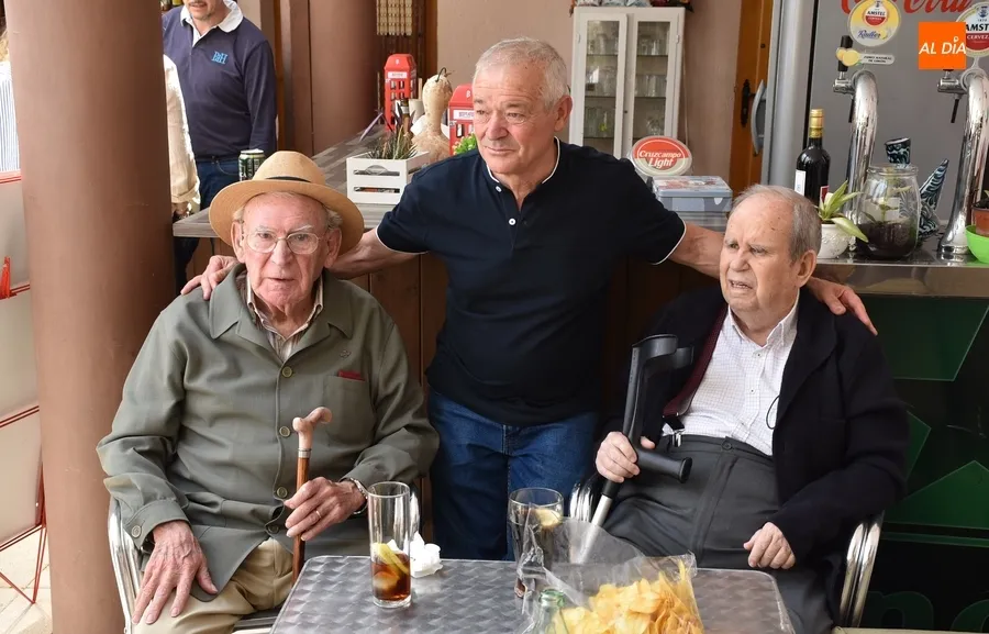 Foto 10 - Hist&oacute;ricos del IES Tierra en su etapa de FP se reencuentran con homenaje incluido a &lsquo;los Pacos&rsquo;