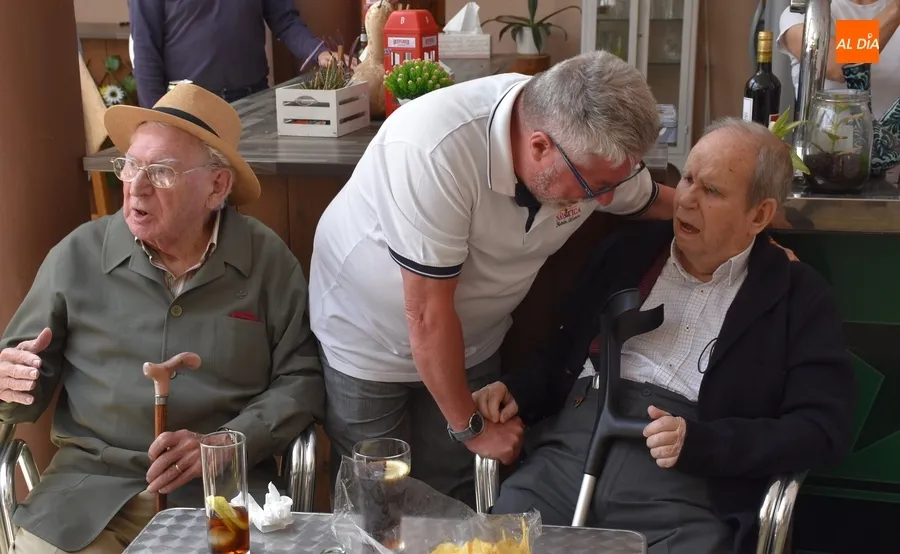 Foto 11 - Hist&oacute;ricos del IES Tierra en su etapa de FP se reencuentran con homenaje incluido a &lsquo;los Pacos&rsquo;
