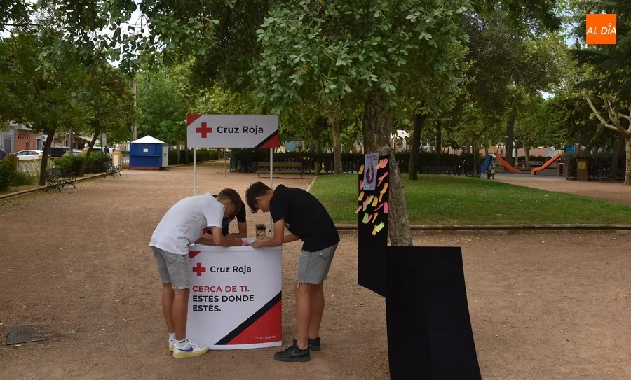 Foto 2 - Transe&uacute;ntes de todas las edades crean con Cruz Roja el &lsquo;&Aacute;rbol de los buenos tratos&rsquo;