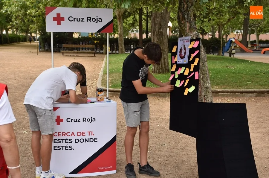 Foto 3 - Transe&uacute;ntes de todas las edades crean con Cruz Roja el &lsquo;&Aacute;rbol de los buenos tratos&rsquo;