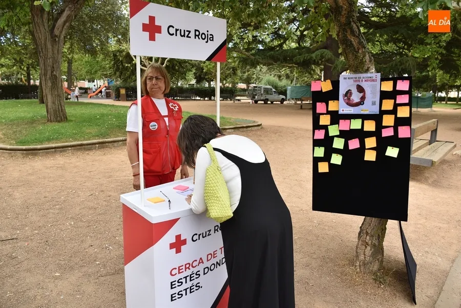 Foto 5 - Transe&uacute;ntes de todas las edades crean con Cruz Roja el &lsquo;&Aacute;rbol de los buenos tratos&rsquo;