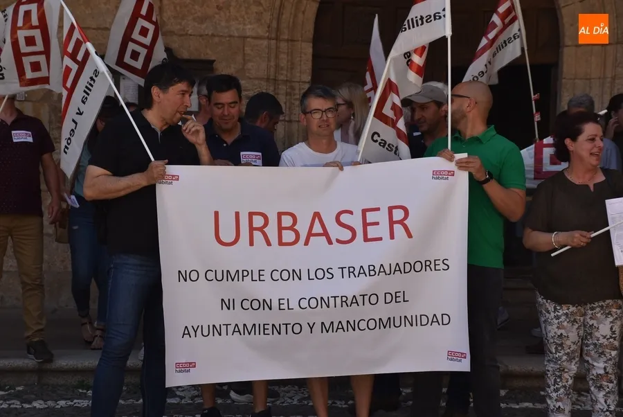 Foto 2 - Trabajadores de Urbaser protestan por sus malas condiciones laborales y las irregularidades del servicio