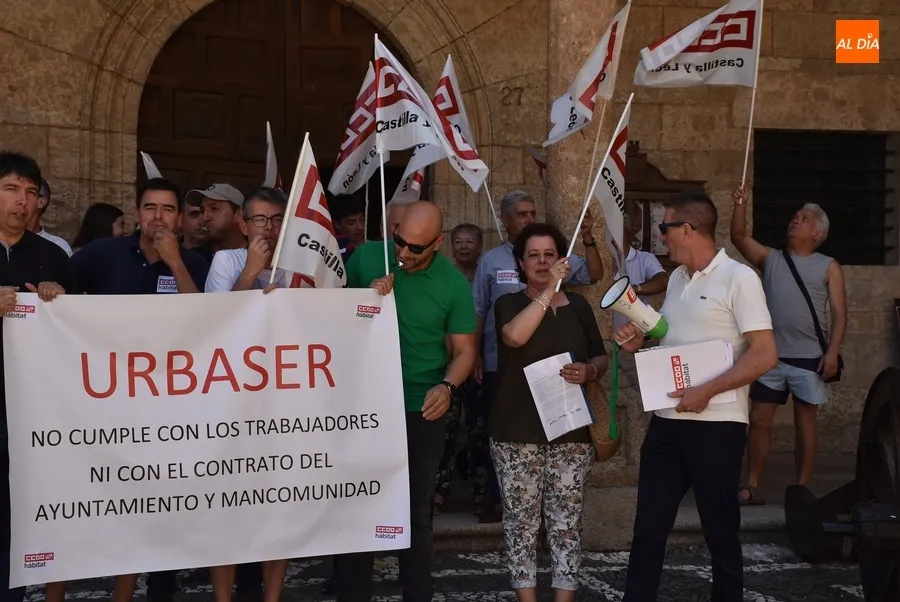 Foto 4 - Trabajadores de Urbaser protestan por sus malas condiciones laborales y las irregularidades del servicio