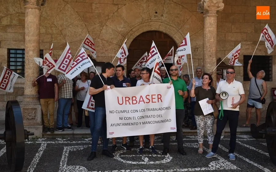 Foto 5 - Trabajadores de Urbaser protestan por sus malas condiciones laborales y las irregularidades del servicio