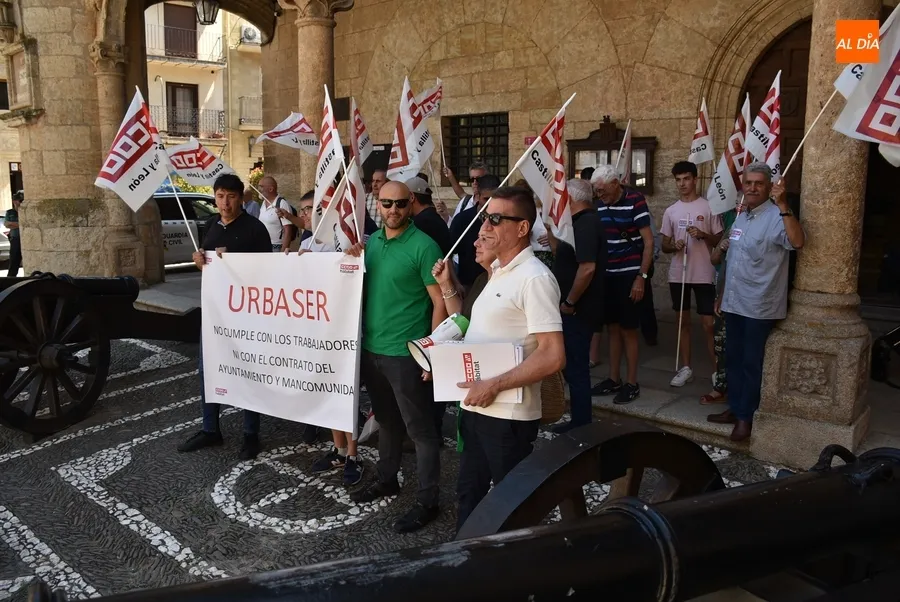 Foto 6 - Trabajadores de Urbaser protestan por sus malas condiciones laborales y las irregularidades del servicio