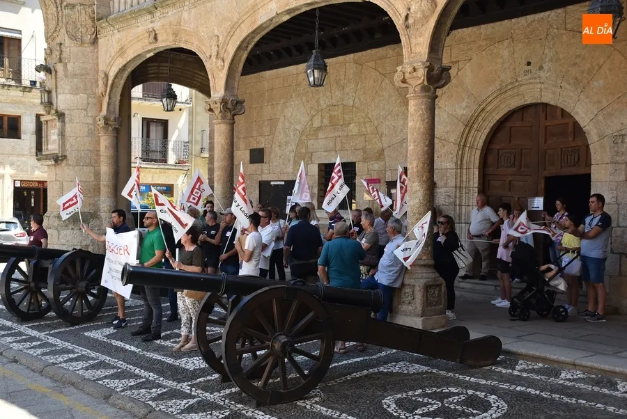 Foto 7 - Trabajadores de Urbaser protestan por sus malas condiciones laborales y las irregularidades del servicio