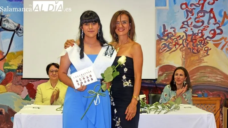 Los jóvenes graduados de bachillerato recibieron sus becas acreditativas