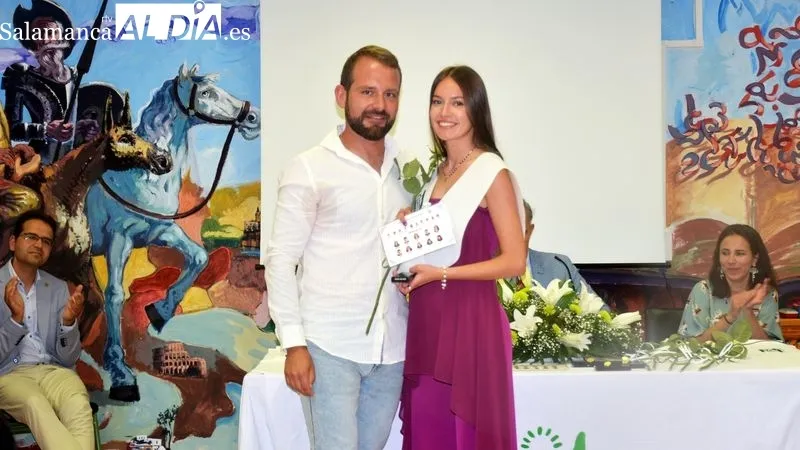 Los jóvenes graduados de bachillerato recibieron sus becas acreditativas