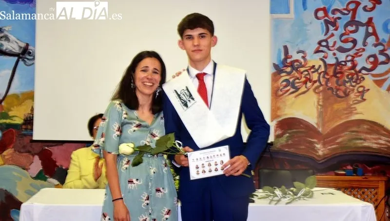 Los jóvenes graduados de bachillerato recibieron sus becas acreditativas