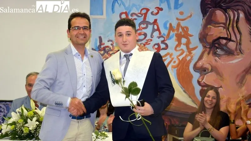 Los jóvenes graduados de bachillerato recibieron sus becas acreditativas