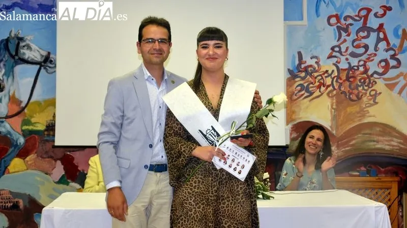 Los jóvenes graduados de bachillerato recibieron sus becas acreditativas