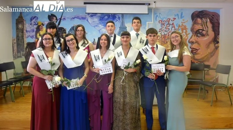 Los jóvenes graduados de bachillerato recibieron sus becas acreditativas