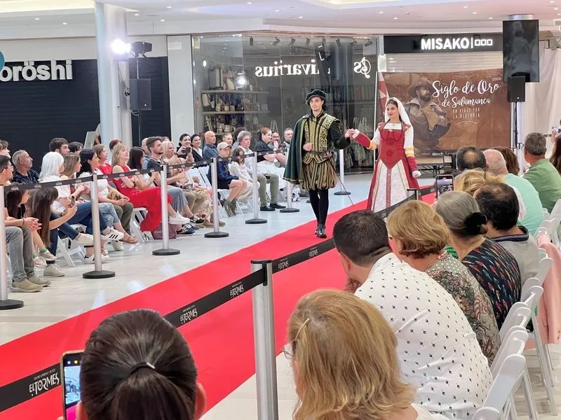 Recreaciones teatrales y un desfile de moda del Siglo de Oro en el Centro Comercial El Tormes