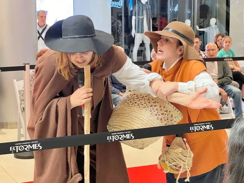 Recreaciones teatrales y un desfile de moda del Siglo de Oro en el Centro Comercial El Tormes
