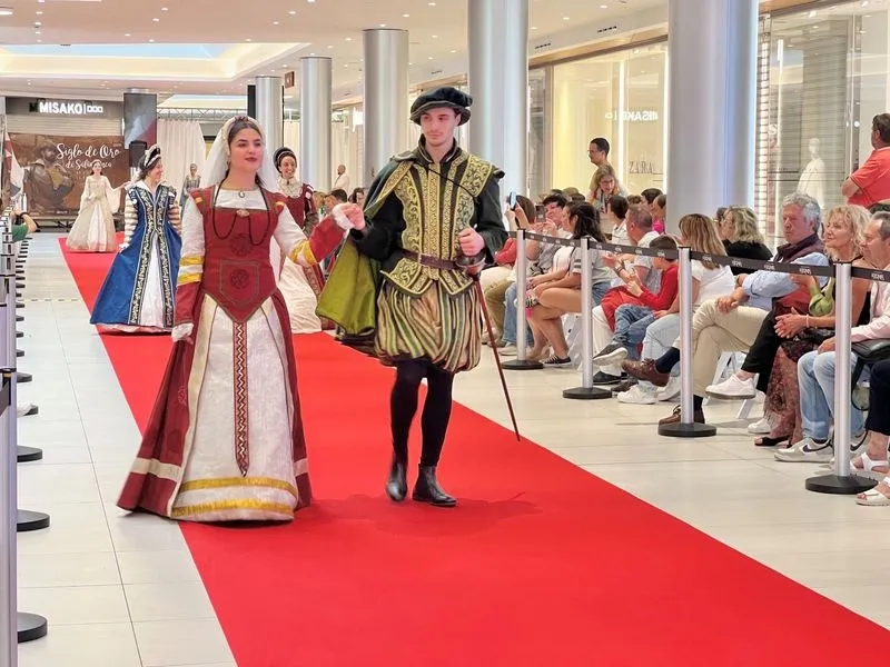Recreaciones teatrales y un desfile de moda del Siglo de Oro en el Centro Comercial El Tormes