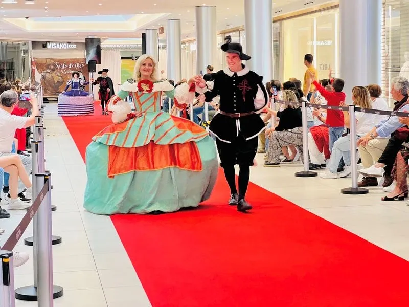 Recreaciones teatrales y un desfile de moda del Siglo de Oro en el Centro Comercial El Tormes