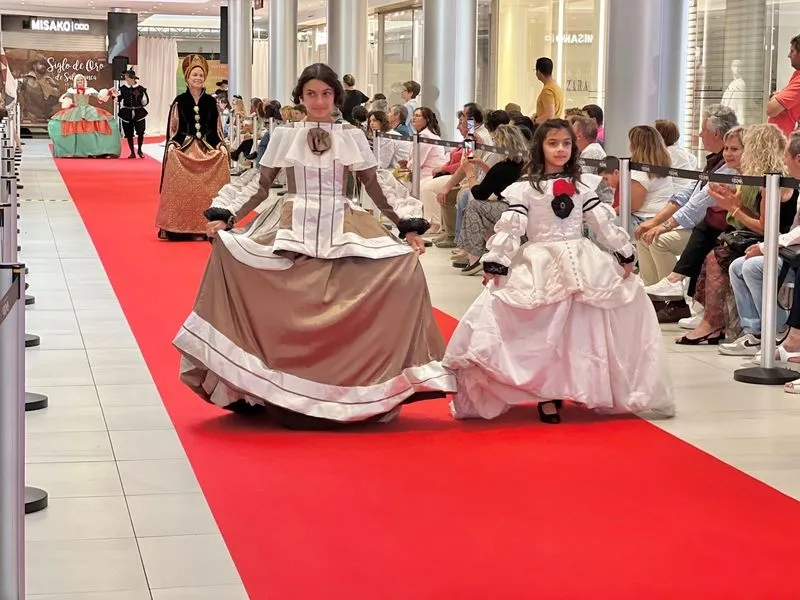Recreaciones teatrales y un desfile de moda del Siglo de Oro en el Centro Comercial El Tormes