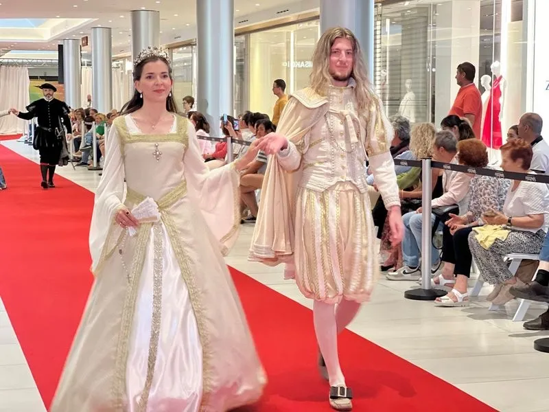 Recreaciones teatrales y un desfile de moda del Siglo de Oro en el Centro Comercial El Tormes