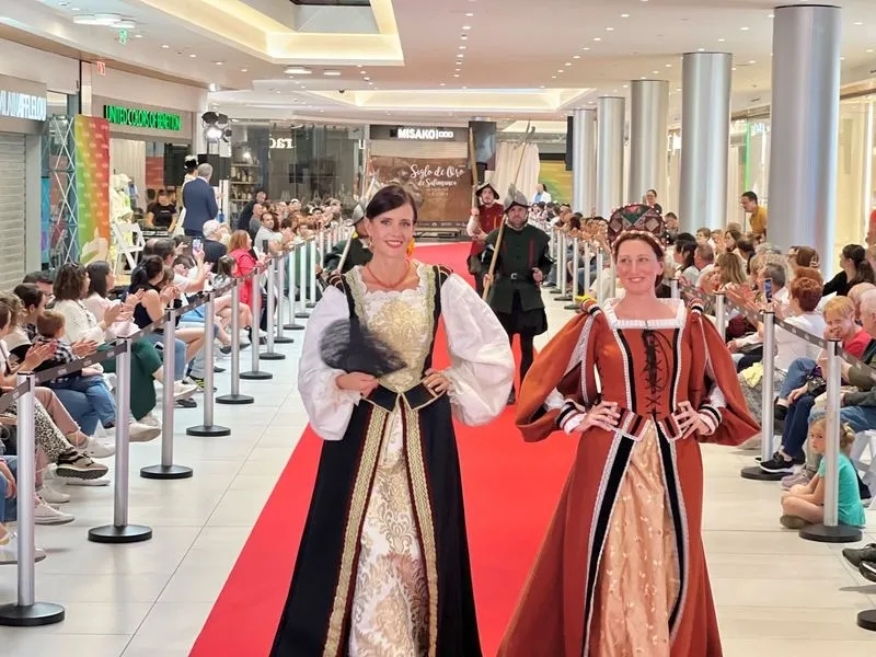 Recreaciones teatrales y un desfile de moda del Siglo de Oro en el Centro Comercial El Tormes