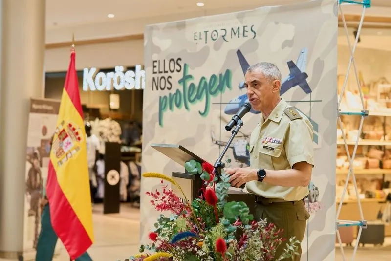 Celebración del Día de las Fuerzas Armadas en el centro comercial El Tormes bajo el lema 'Ellos nos protegen'