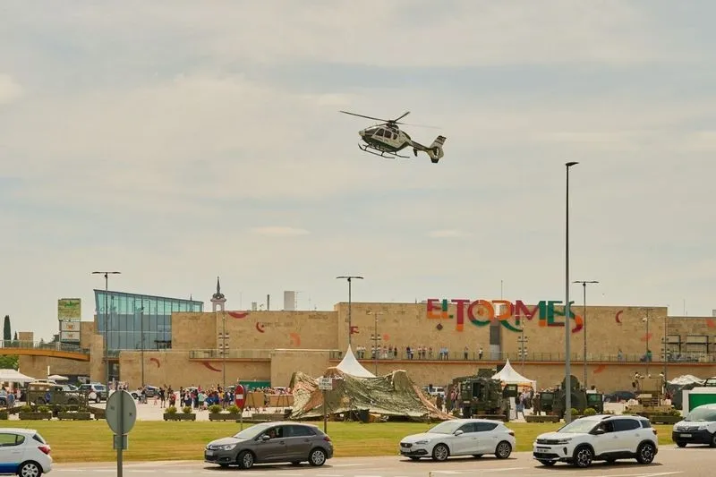Celebración del Día de las Fuerzas Armadas en el centro comercial El Tormes bajo el lema 'Ellos nos protegen'