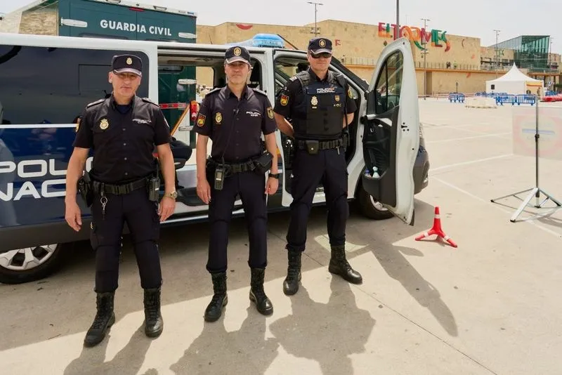 Celebración del Día de las Fuerzas Armadas en el centro comercial El Tormes bajo el lema 'Ellos nos protegen'