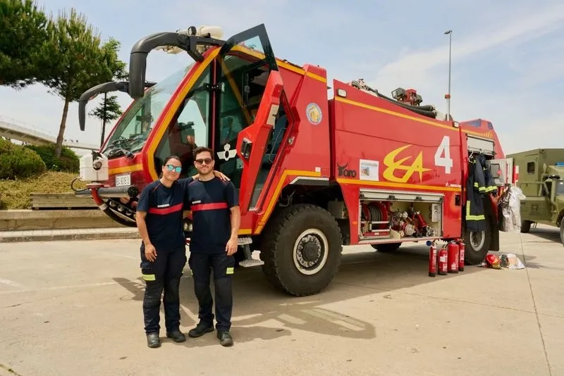 Celebración del Día de las Fuerzas Armadas en el centro comercial El Tormes bajo el lema 'Ellos nos protegen'