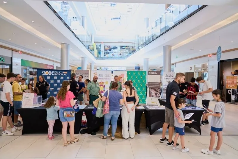 Celebración del Día de las Fuerzas Armadas en el centro comercial El Tormes bajo el lema 'Ellos nos protegen'