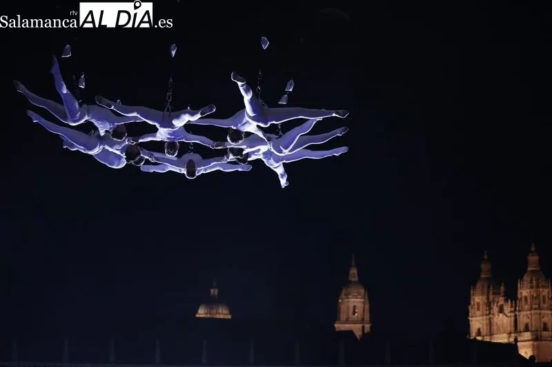 ‘SYLPHES’, un espectáculo aéreo que combina la danza, la acrobacia y la música, en la Plaza Mayor de Salamanca. Fotos: David Sañudo