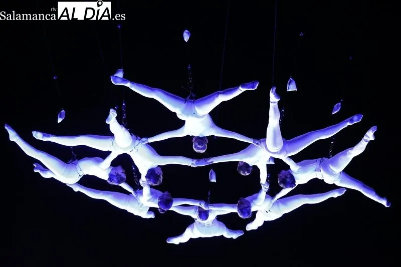 ‘SYLPHES’, un espectáculo aéreo que combina la danza, la acrobacia y la música, en la Plaza Mayor de Salamanca. Fotos: David Sañudo