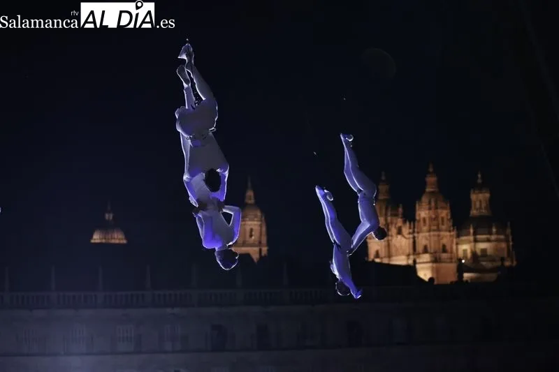 ‘SYLPHES’, un espectáculo aéreo que combina la danza, la acrobacia y la música, en la Plaza Mayor de Salamanca. Fotos: David Sañudo
