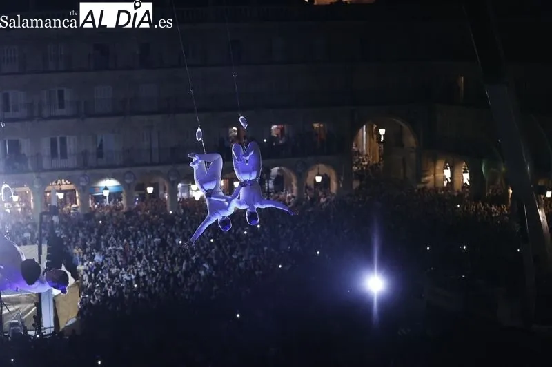 ‘SYLPHES’, un espectáculo aéreo que combina la danza, la acrobacia y la música, en la Plaza Mayor de Salamanca. Fotos: David Sañudo