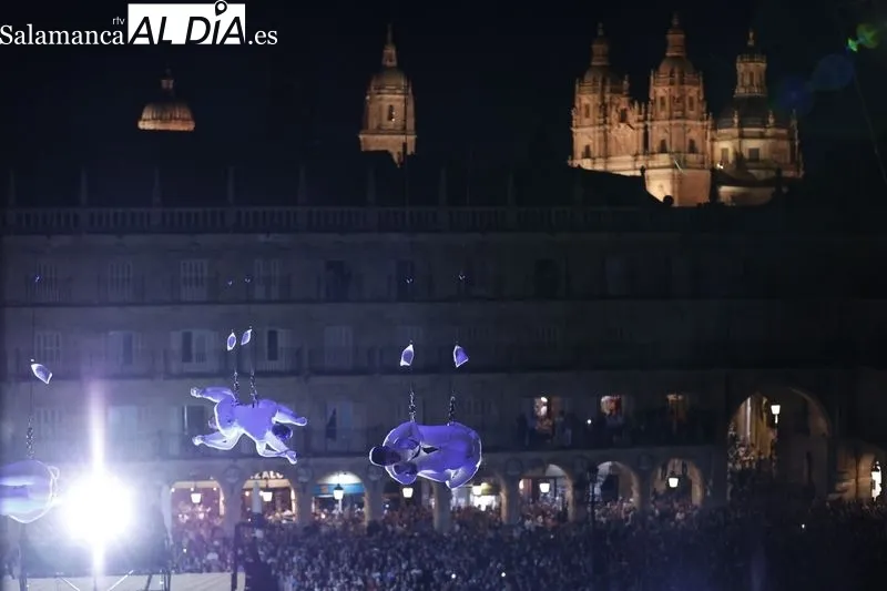 ‘SYLPHES’, un espectáculo aéreo que combina la danza, la acrobacia y la música, en la Plaza Mayor de Salamanca. Fotos: David Sañudo