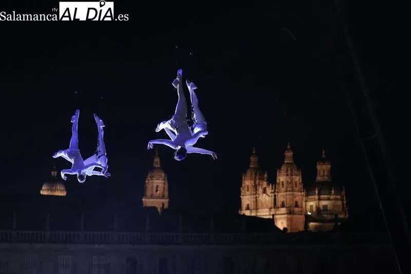 ‘SYLPHES’, un espectáculo aéreo que combina la danza, la acrobacia y la música, en la Plaza Mayor de Salamanca. Fotos: David Sañudo