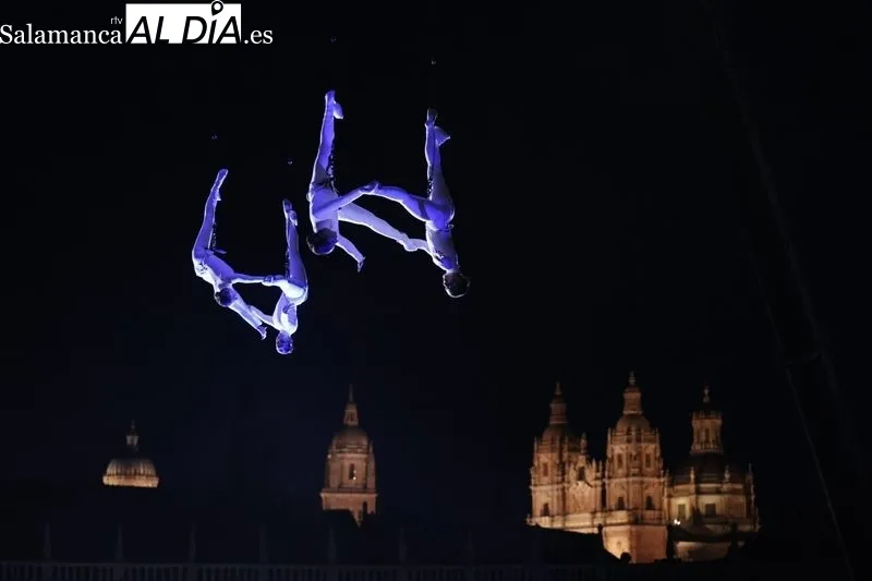 ‘SYLPHES’, un espectáculo aéreo que combina la danza, la acrobacia y la música, en la Plaza Mayor de Salamanca. Fotos: David Sañudo