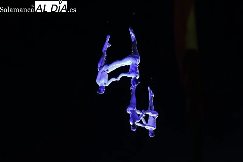 ‘SYLPHES’, un espectáculo aéreo que combina la danza, la acrobacia y la música, en la Plaza Mayor de Salamanca. Fotos: David Sañudo