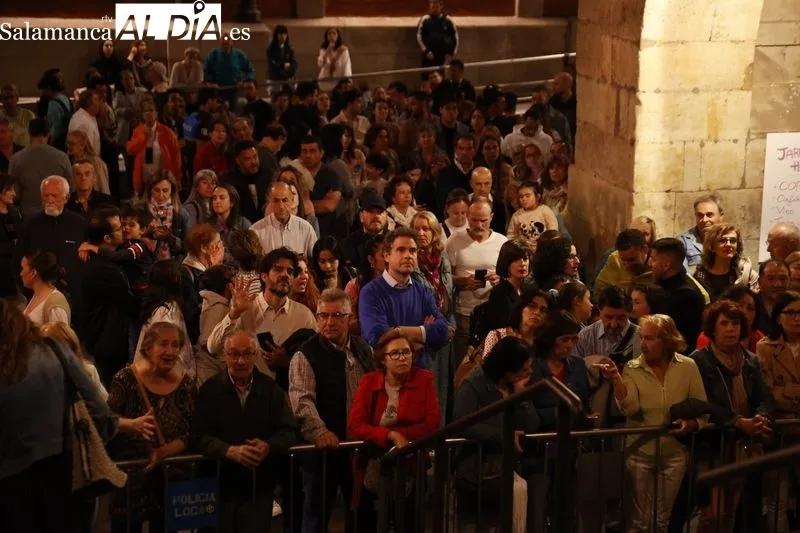 ‘SYLPHES’, un espectáculo aéreo que combina la danza, la acrobacia y la música, en la Plaza Mayor de Salamanca. Fotos: David Sañudo