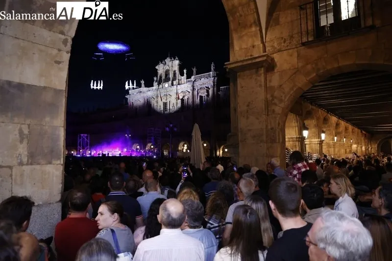 ‘SYLPHES’, un espectáculo aéreo que combina la danza, la acrobacia y la música, en la Plaza Mayor de Salamanca. Fotos: David Sañudo