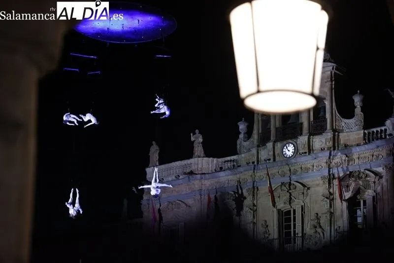 ‘SYLPHES’, un espectáculo aéreo que combina la danza, la acrobacia y la música, en la Plaza Mayor de Salamanca. Fotos: David Sañudo