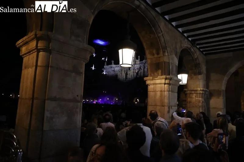 ‘SYLPHES’, un espectáculo aéreo que combina la danza, la acrobacia y la música, en la Plaza Mayor de Salamanca. Fotos: David Sañudo
